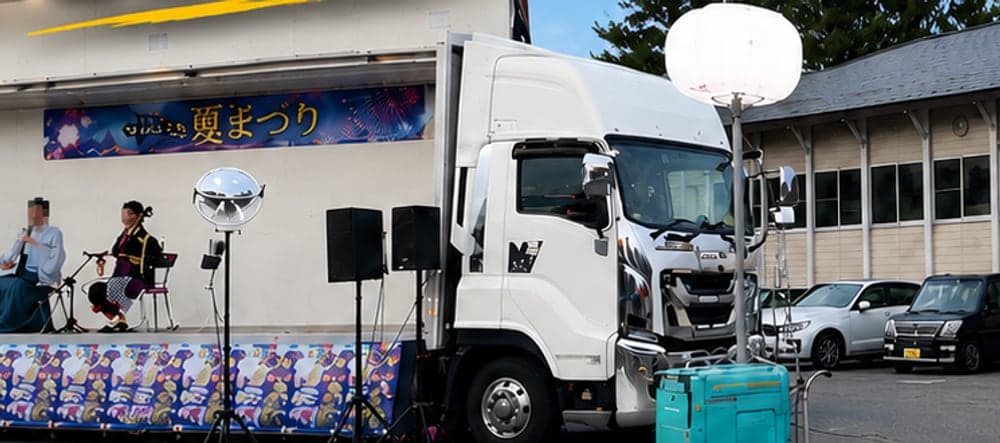 トラック・発電機・照明とともに設営されたレンタルLEDビジョンの会場全体(実写)